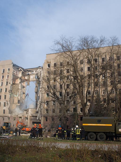 Mykolajiw liegt rund 80 Kilometer von der Front am Rande von Cherson entfernt, wird aber immer wieder von russischen Kampfflugzeugen angegriffen