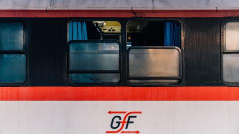 Frontaler Blick auf einen roten Waggon mit der Beschriftung GfF