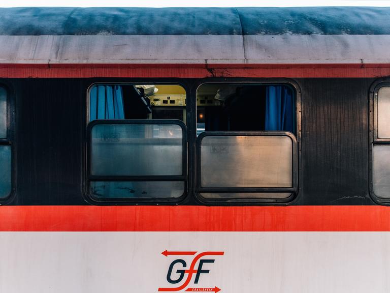 Frontaler Blick auf einen roten Waggon mit der Beschriftung GfF