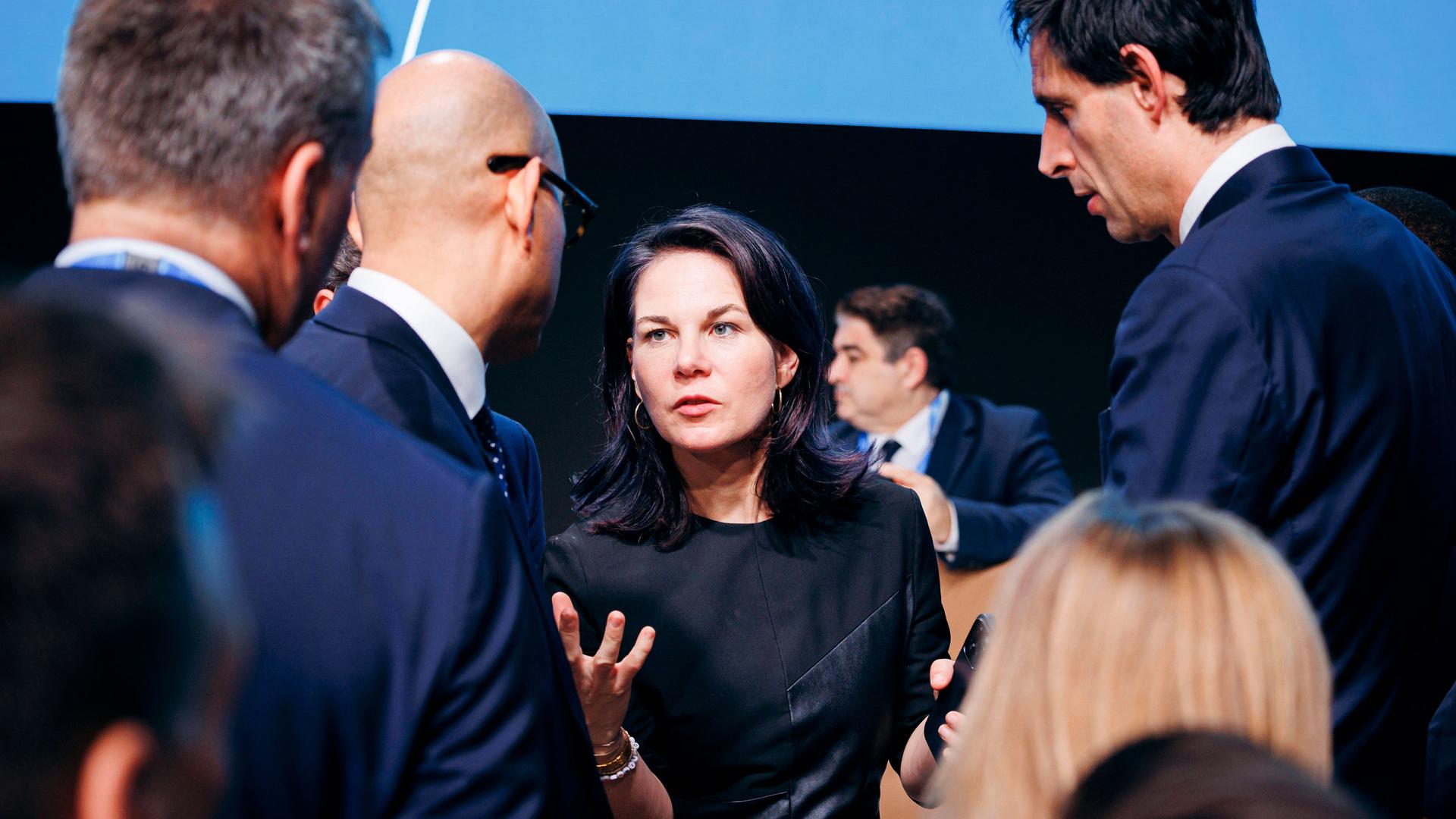 Bundesaußenministerin Baerbock führt eine Diskussion auf der Weltklimakonferenz.