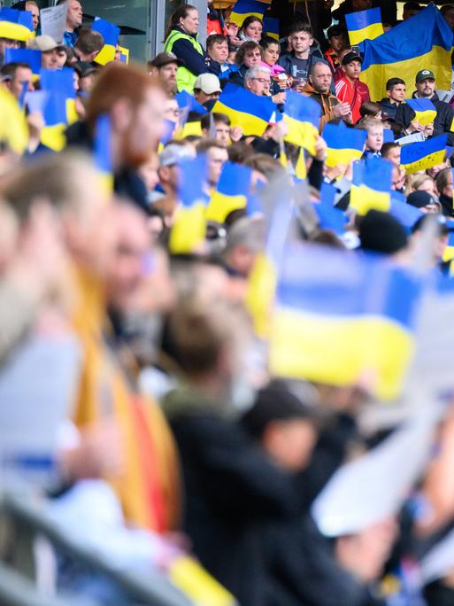 Ukraineflaggen bei einem Benefiz-Fußballspiel in Deutschland