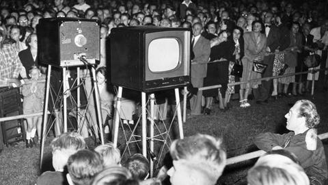 Anfang der 1950er-Jahre: Vorführung von Fernsehapparaten in Berlin