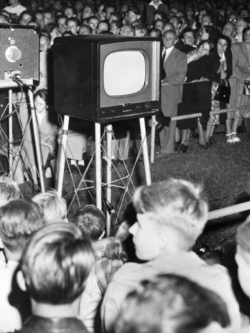 Anfang der 1950er-Jahre: Vorführung von Fernsehapparaten in Berlin