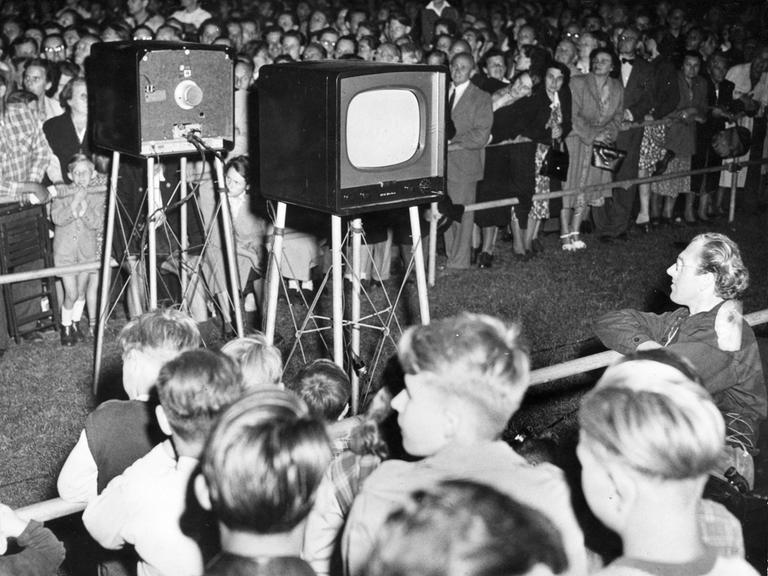 Anfang der 1950er-Jahre: Vorführung von Fernsehapparaten in Berlin