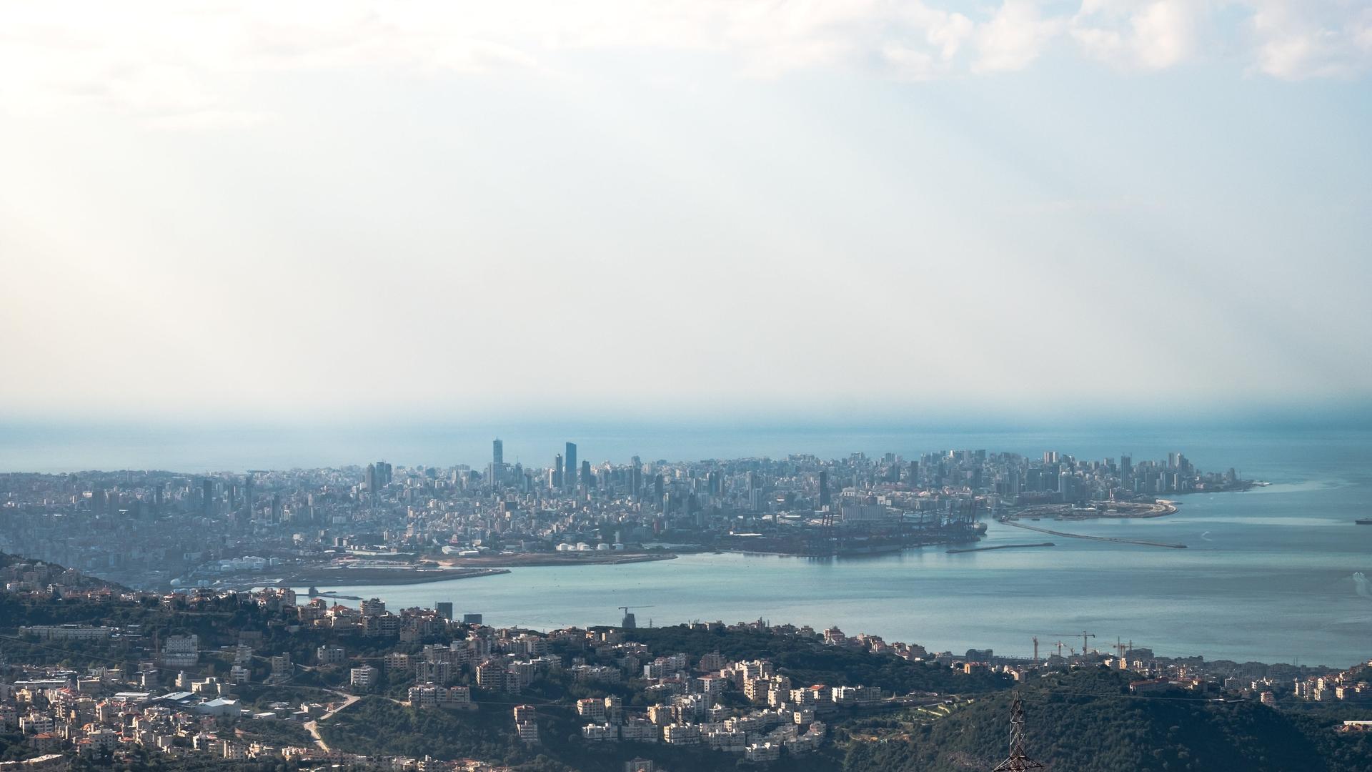 Blick über die moderne Stadt Beirut mit Blick Richtung Meer.