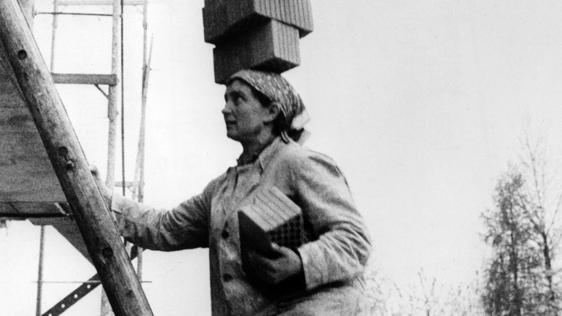 Die 35-jährige italienische Gastarbeiterin Emilia Ginolfi trägt am 03.05.1972 auf einer Baustelle in Neuried mehrere Ziegelsteine auf dem Kopf. 