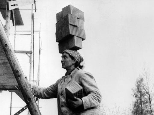 Die 35-jährige italienische Gastarbeiterin Emilia Ginolfi trägt am 03.05.1972 auf einer Baustelle in Neuried mehrere Ziegelsteine auf dem Kopf. 