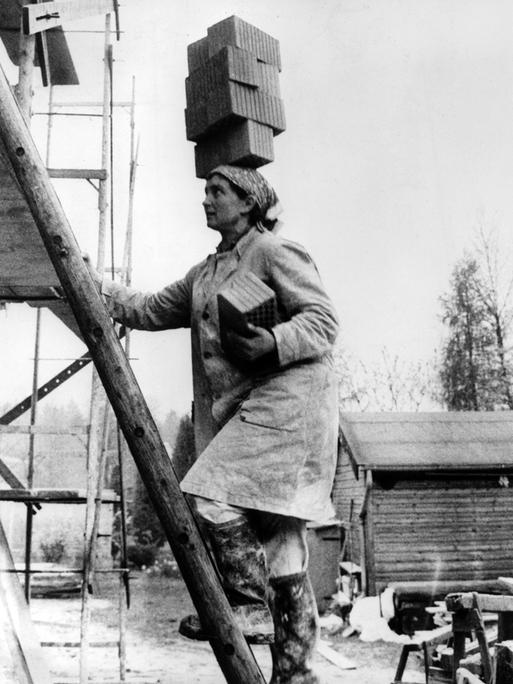 Die 35-jährige italienische Gastarbeiterin Emilia Ginolfi trägt am 03.05.1972 auf einer Baustelle in Neuried mehrere Ziegelsteine auf dem Kopf. 