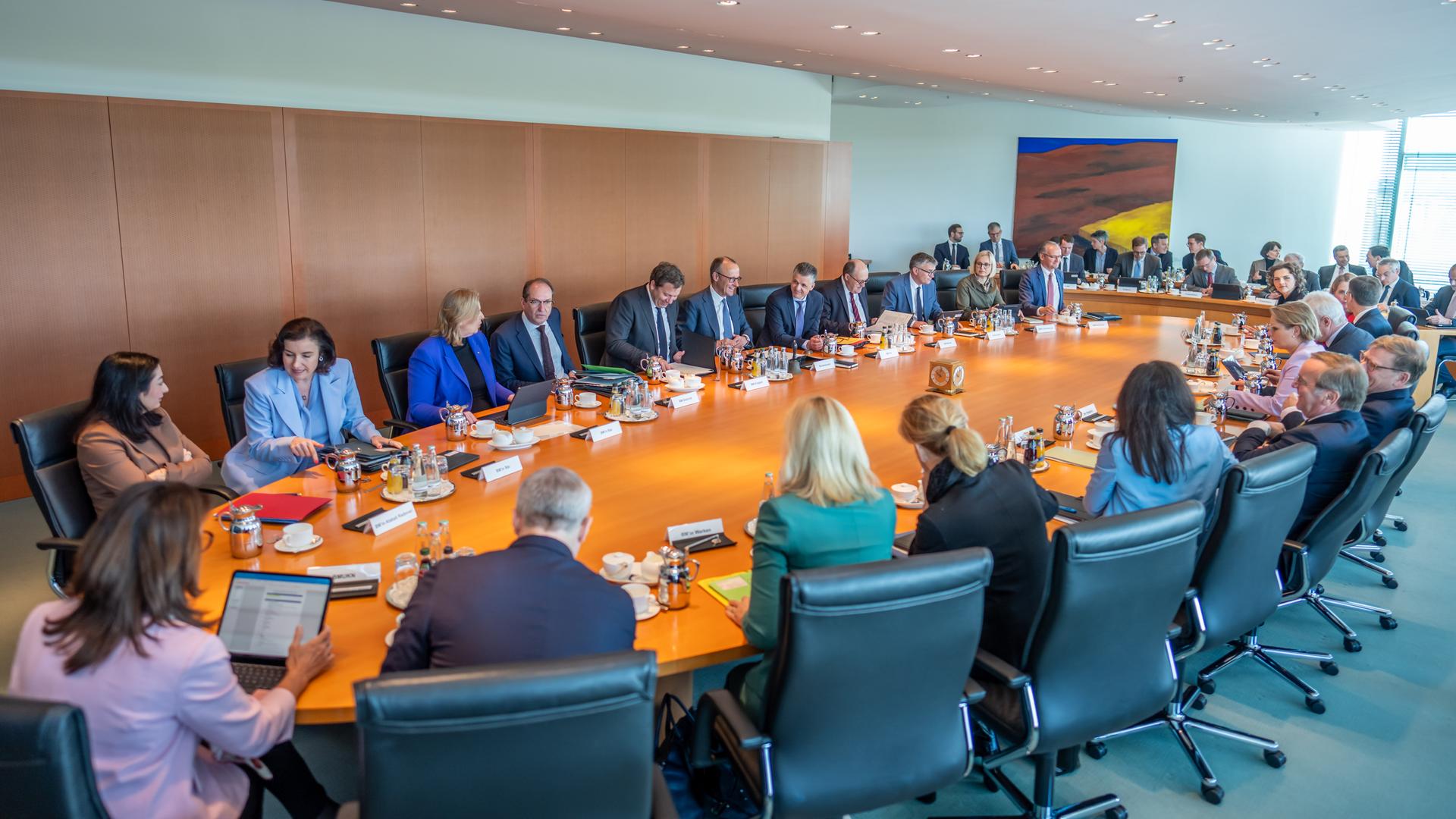 Bundeskanzler Friedrich Merz (CDU) spricht vor Beginn der Sitzung des Bundeskabinett im Bundeskanzleramt. 