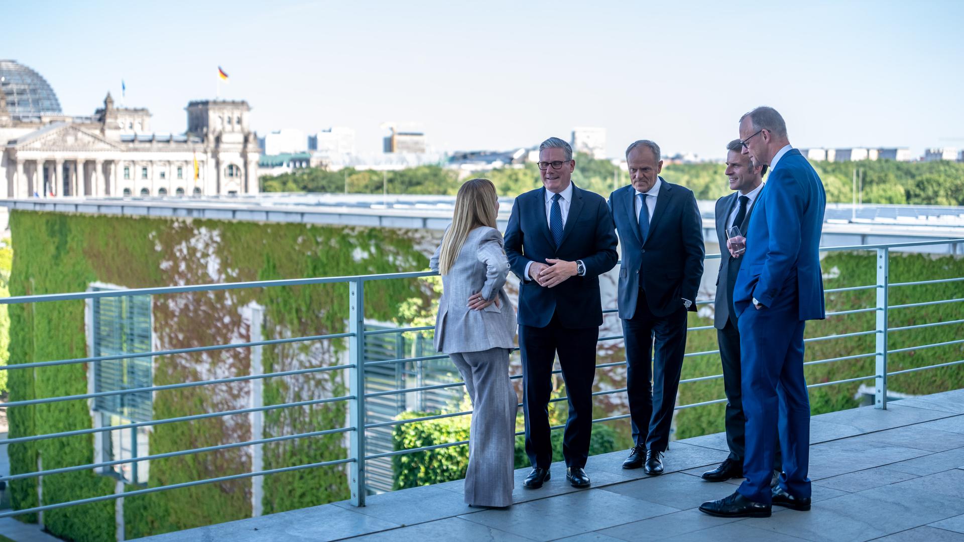 Bundeskanzler Friedrich Merz (CDU) begrüßt Giorgia Meloni, Ministerpräsidentin von Italien, Keir Starmer, Premierminister von Großbritannien, Donald Tusk, Ministerpräsident von Polen, Frankreichs Präsident Emmanuel Macron zu Beginn des E5-Gipfels führender europäischer Staaten zum bevorstehenden Nato-Gipfel vor dem Bundeskanzleramt. Bundeskanzler Friedrich Merz (CDU) begrüßt Giorgia Meloni, Ministerpräsidentin von Italien, Keir Starmer, Premierminister von Großbritannien, Donald Tusk, Ministerpräsident von Polen, Frankreichs Präsident Emmanuel Macron zu Beginn des E5-Gipfels führender europäischer Staaten zum bevorstehenden Nato-Gipfel vor dem Bundeskanzleramt.