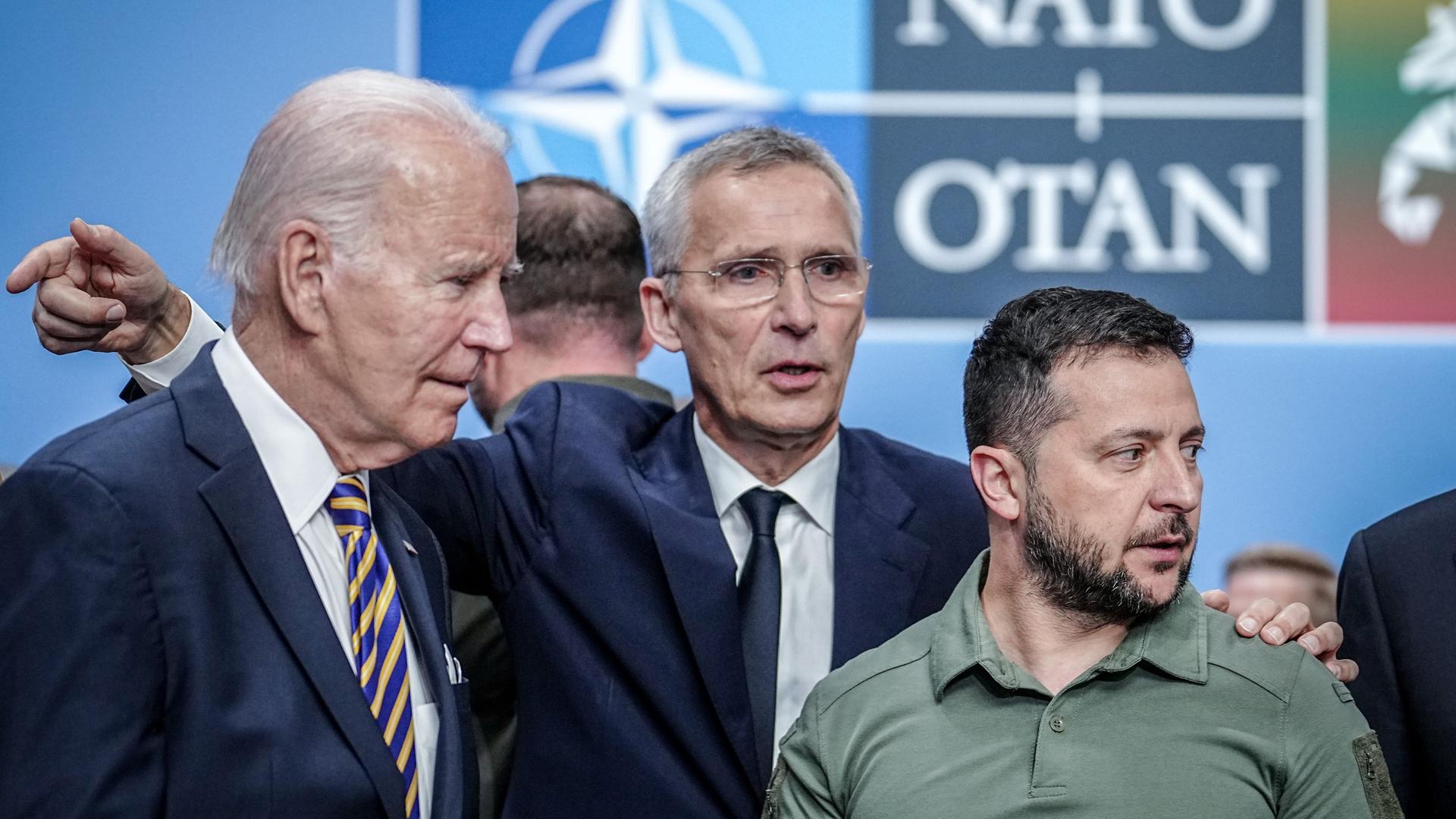 US-Präsident Biden (links), zusammen mit Nato-Generalsekretär Stoltenberg und dem ukainischen Präsidenten Selenskyj (Archivbild vom Juli 2023).