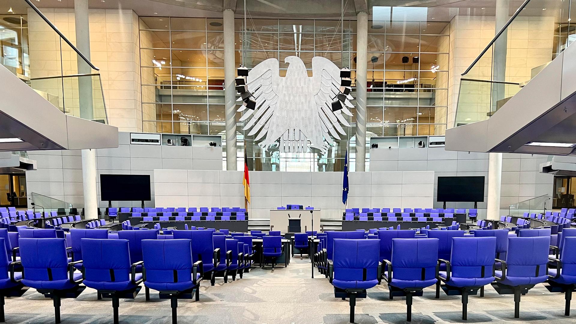 Symbolbild: Leerer Plenarsaal des Deutschen Bundestags vor einer offiziellen Plenardebatte