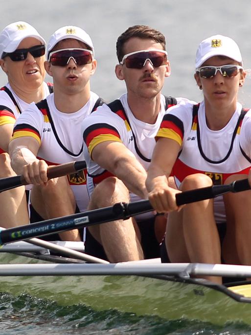 Para-Ruderer Marc Lembeck (2 v.v.) im Ruderboot mit seinem Team.