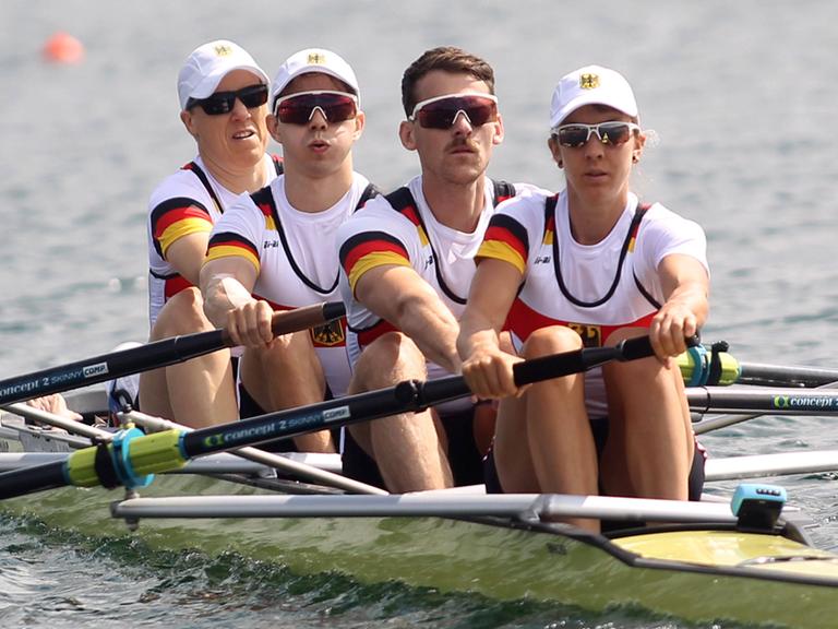 Para-Ruderer Marc Lembeck (2 v.v.) im Ruderboot mit seinem Team.