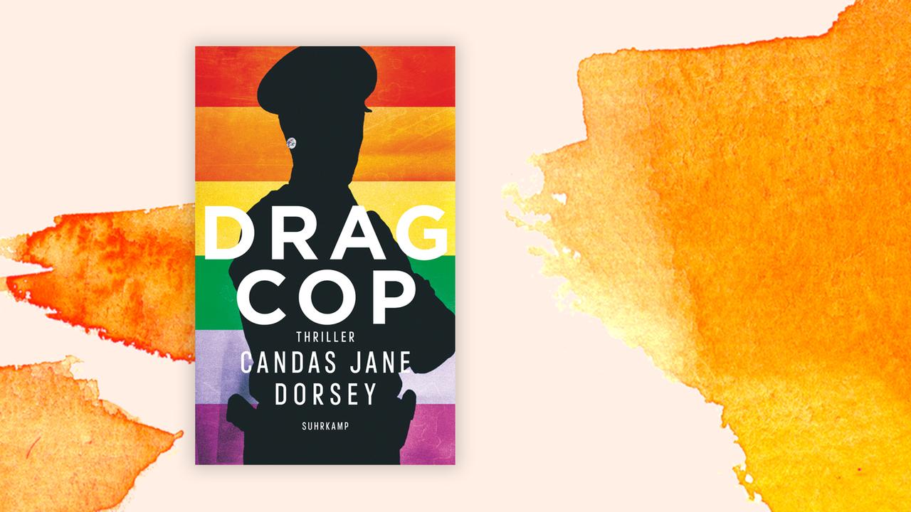 Das Cover des Krimis von Candas Jane Dorsey, "Drag Cop", zeigt den Schattenriss eines Menschen mit Polizeimütze und zwei am Gürtel befestigten Pistolen. Der Hintergrund ist in Regenbogenfarben gehalten.