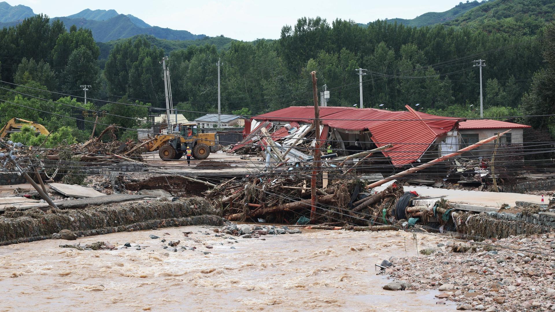 Eine vom Hochwasser weggerissene Brücke in Beijing