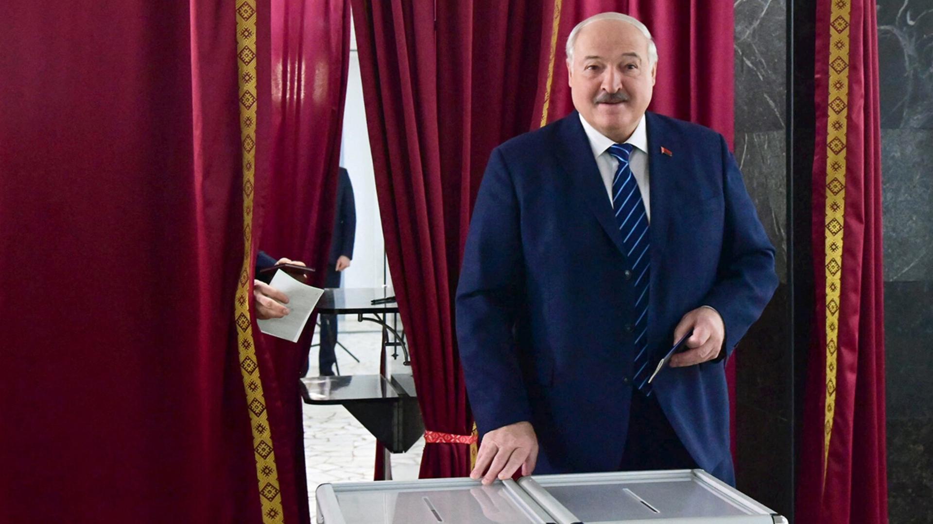 Des belarussische Präsident Alexander Lukaschenko bei der Stimmabgabe während der Parlamentswahlen in einem Wahllokal in Minsk, 25. Februar 2024.