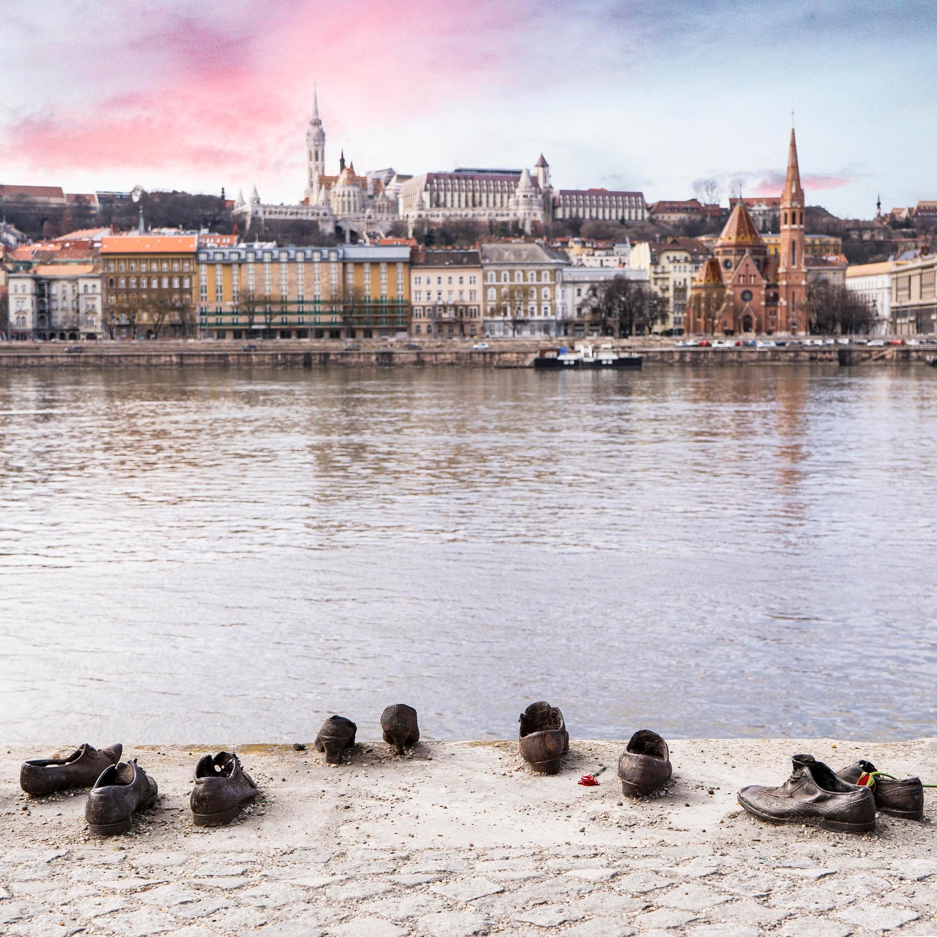 Schuhe stehen am Donauufer: Ein Mahnmal zu Ehren der Juden, die während des Zweiten Weltkriegs in Budapest massakriert wurden.