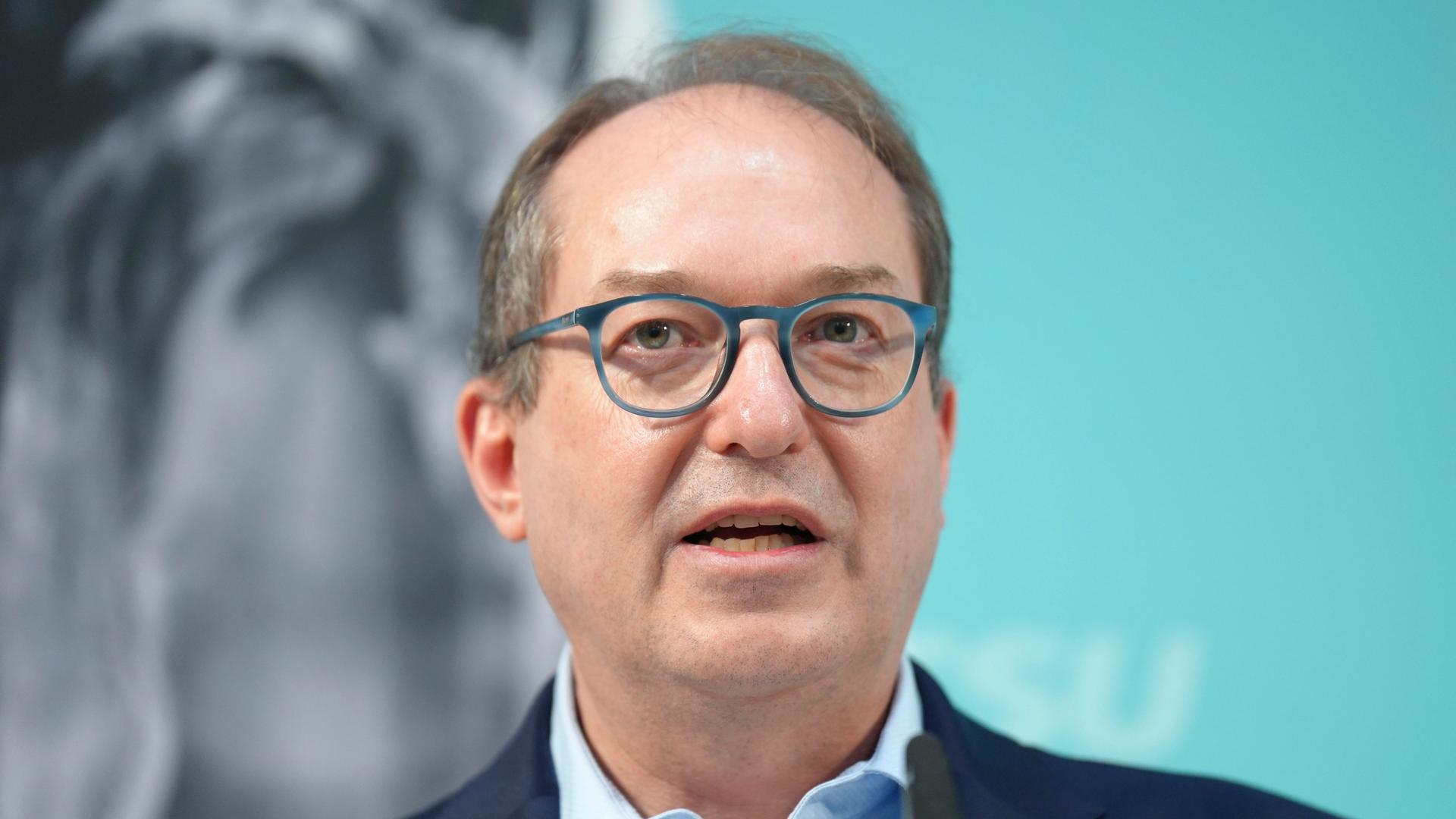 Alexander Dobrindt im Portrait bei der Pressekonferenz nach der konstutuierenden Sitzung der CSU Landesgruppe in der bayrischen Landesvertretung in Berlin