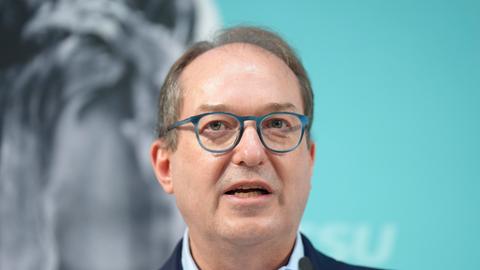 Alexander Dobrindt im Portrait bei der Pressekonferenz nach der konstutuierenden Sitzung der CSU Landesgruppe in der bayrischen Landesvertretung in Berlin