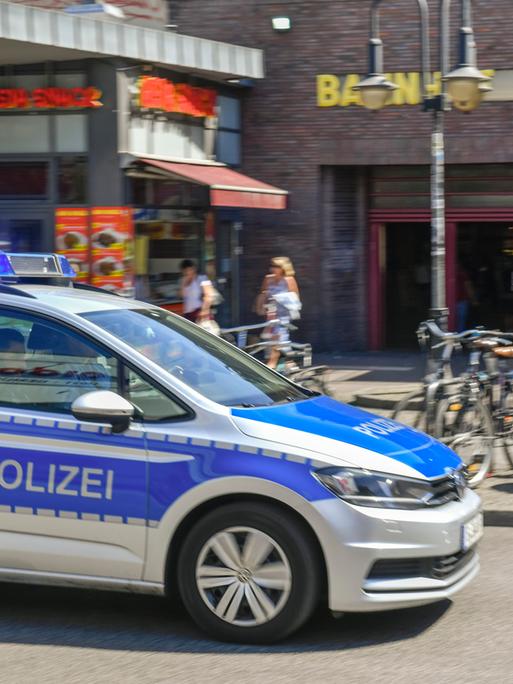Polizei, S-Bahnhof Neukoelln, Berlin, Deutschland