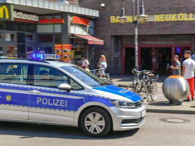 Polizei, S-Bahnhof Neukoelln, Berlin, Deutschland