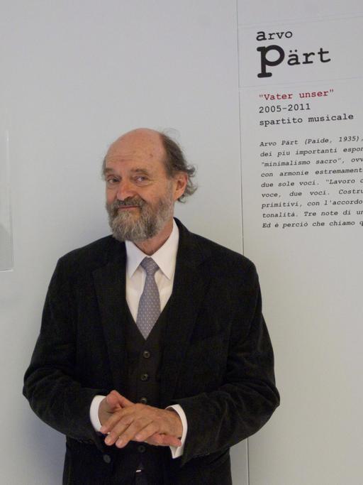 Der Komponist Arvo Pärt trägt Anzug und lächelt freundlich in die Kamera.