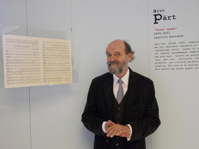 Der Komponist Arvo Pärt trägt Anzug und lächelt freundlich in die Kamera.