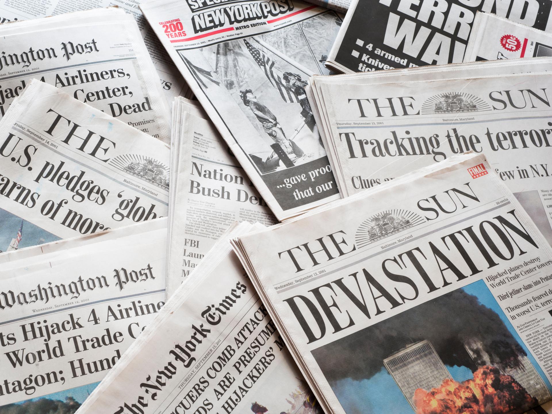Zusammenstellung einiger Zeitungstitelseiten zu 9/11: Unter anderem sieht man die brennenden Twin Towers.