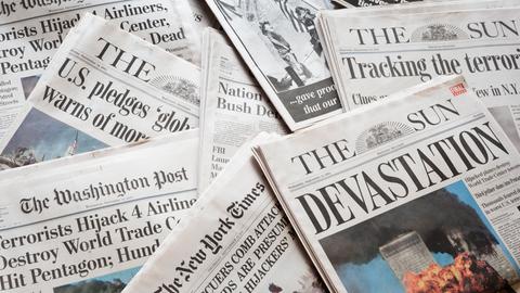 Zusammenstellung einiger Zeitungstitelseiten zu 9/11: Unter anderem sieht man die brennenden Twin Towers. Zusammenstellung einiger Zeitungstitelseiten zu 9/11: Unter anderem sieht man die brennenden Twin Towers.