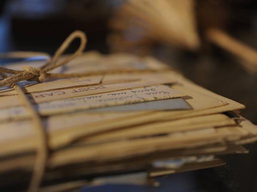 Ein mit Kordel zusammengebundener Stapel alter Briefe und Postkarten.