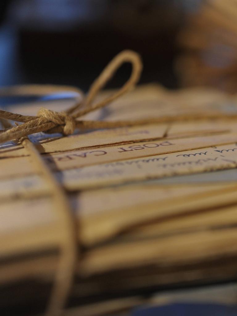 Ein mit Kordel zusammengebundener Stapel alter Briefe und Postkarten.