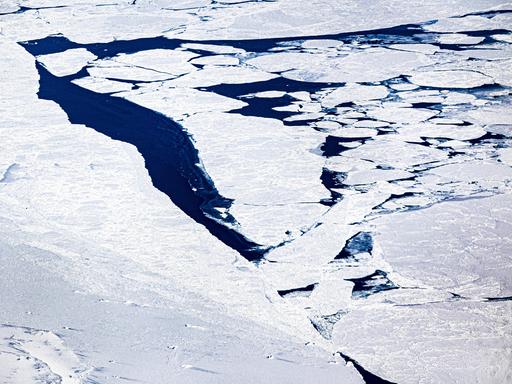 Packeis vor Grönland, Mitte Mai 2023 aus der Luft fotografiert