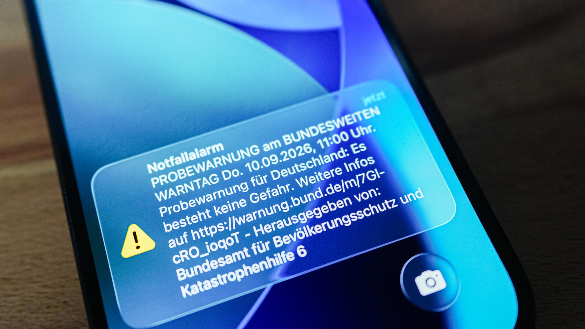 Die Meldung auf einem Smartphone zum bundesweiten Warntag