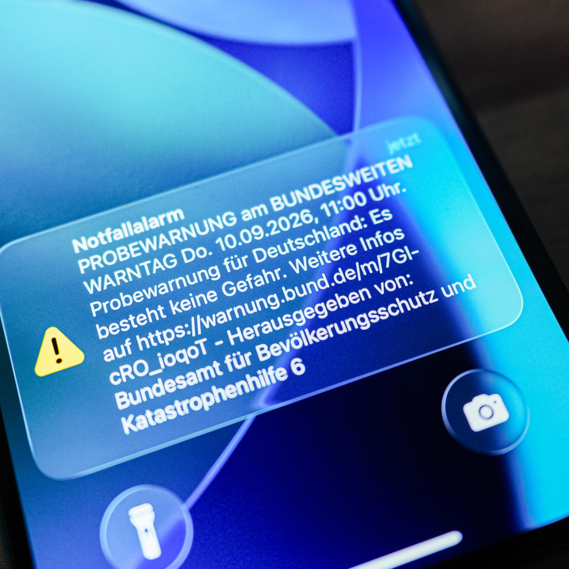 Die Meldung auf einem Smartphone zum bundesweiten Warntag