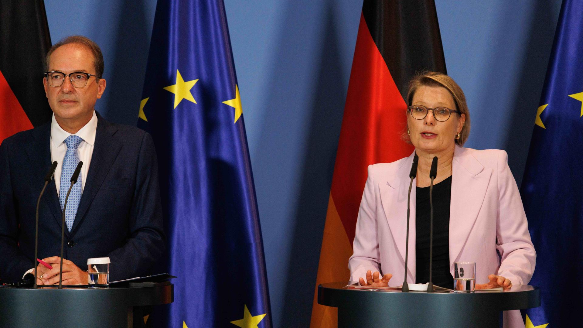 Stefanie Hubig (SPD, r), Bundesjustizministerin und Alexander Dobrindt (CSU), Bundesinnenminister, stellen in einer Pressekonferenz im Bundeskanzleramt den 10-Punkte-Plan zu einem besseren Schutz vor islamistischem Terrorismus vor.