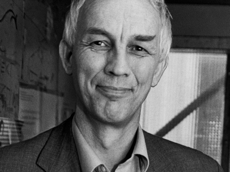 Porträt von Helmut Höge: ein älterer Herr mit hellem Haar im grauen Anzug.