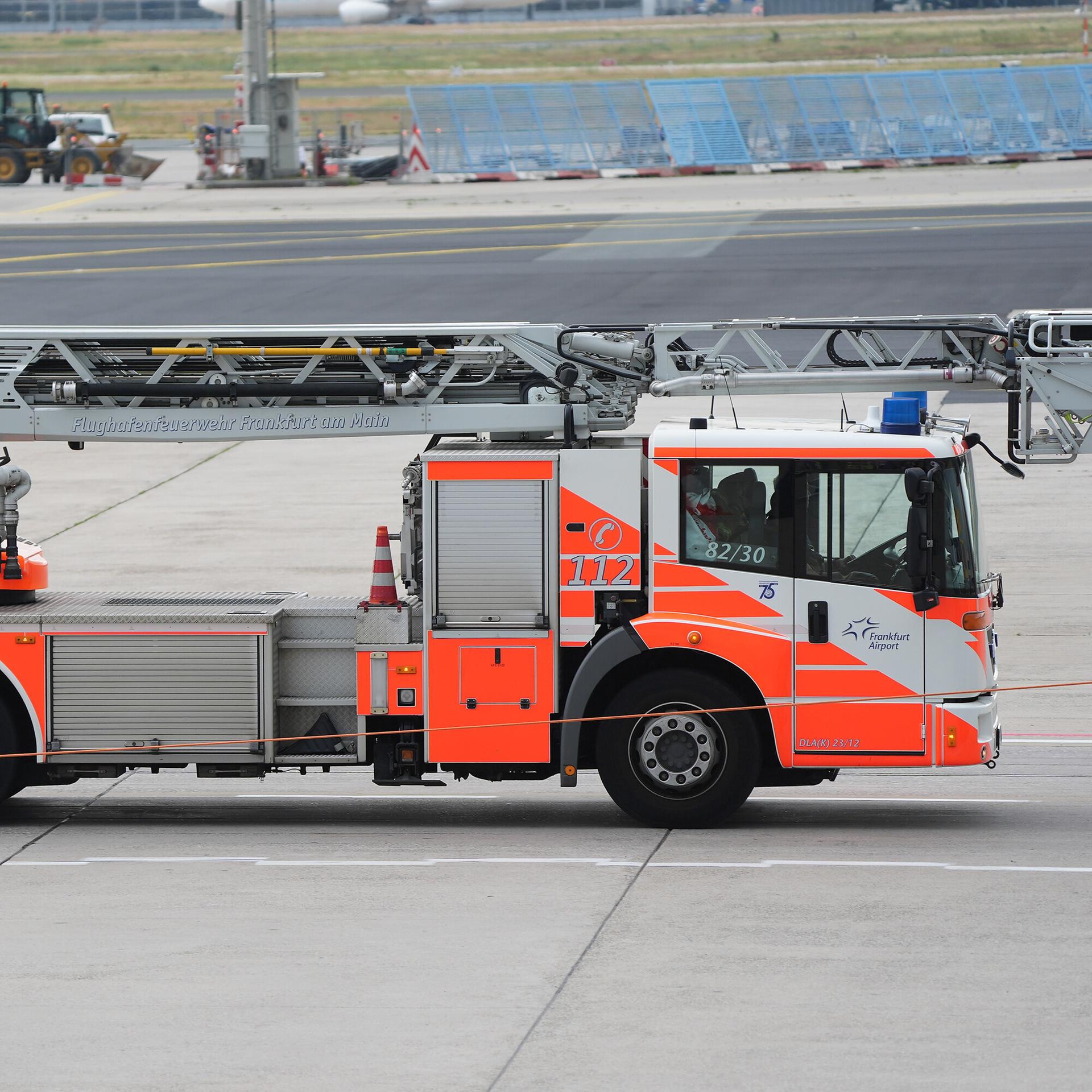 Flughafenfeuerwehr - Auto mit Drehleiter auf dem Frankfurter Flughafen 