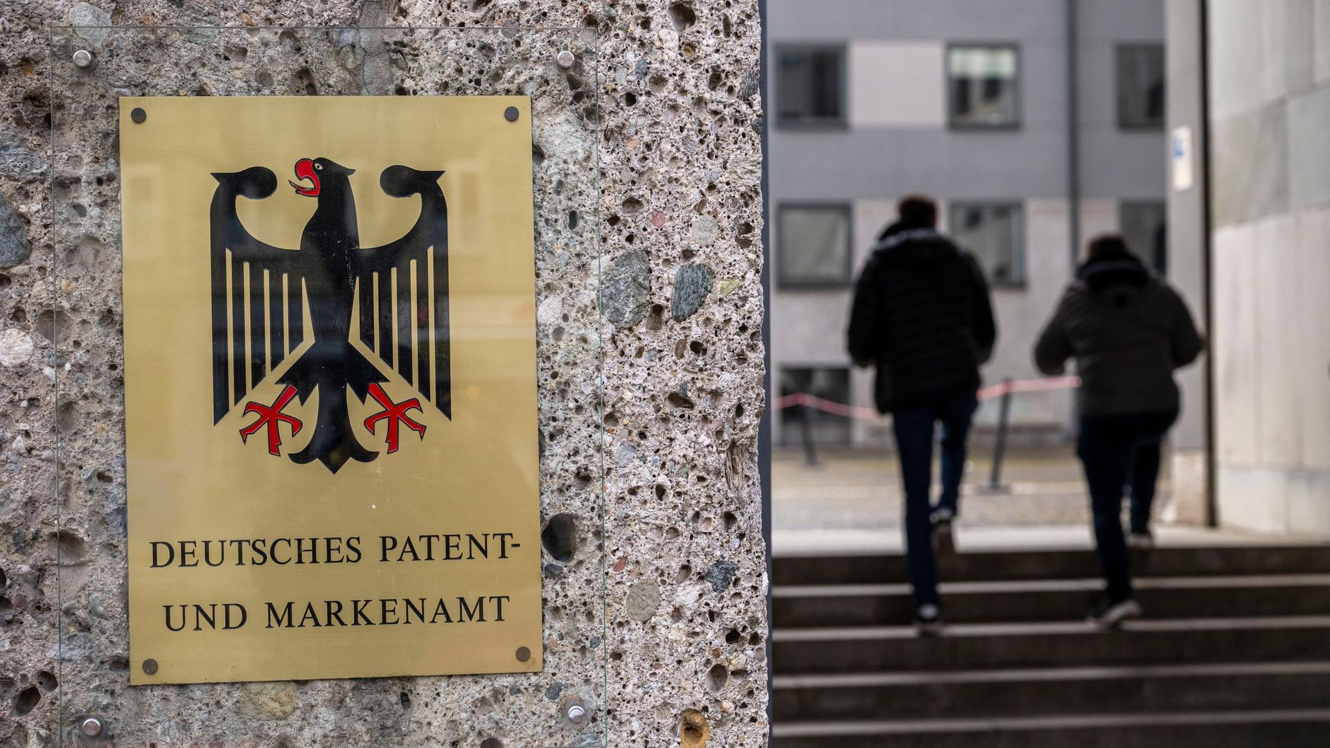  Bayern, München: Ein Schild mit der Aufschrift "Deutsches Patent- und Markenamt" ist am Haupteingang des deutschen Patentamtes zu sehen.