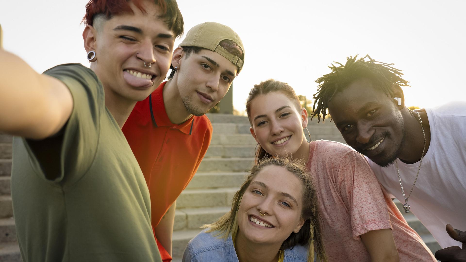 Junge Menschen verschiedener Ethnien lächeln für ein Selfie. Junge Menschen verschiedener Ethnien lächeln für ein Selfie.