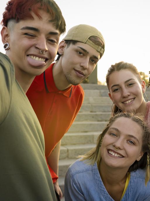 Glückliche Freunde verschiedener Ethnien.