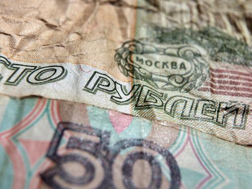 Ein leicht zerknüllter 100-Rubel-Schein ist zu sehen. 