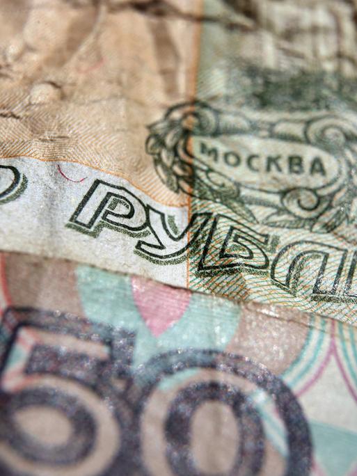 Ein leicht zerknüllter 100-Rubel-Schein ist zu sehen. 