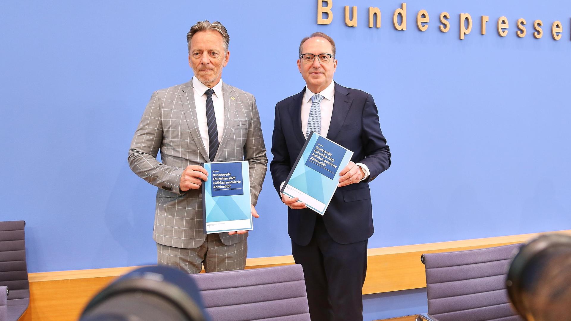 Bundespressekonferenz: Vorstellung Statistik politisch motivierte Kriminalität (PKM): Holger Münch, Präsident des Bundeskriminalamtes (BKA) und Bundesminister des Innern Alexander Dobrindt (CSU)