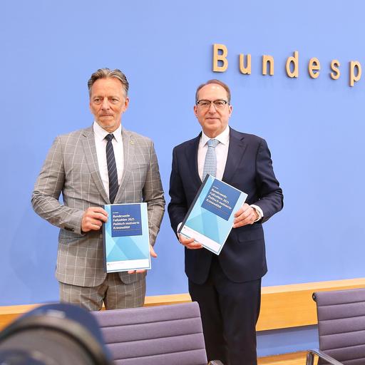Bundespressekonferenz: Vorstellung Statistik politisch motivierte Kriminalität (PKM): Holger Münch, Präsident des Bundeskriminalamtes (BKA) und Bundesminister des Innern Alexander Dobrindt (CSU)