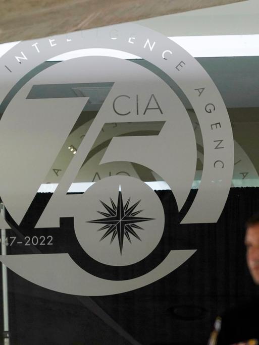 Am Haupteingang des CIA-Gebäudes in Langley ist das CIA-Logo mit dem 75. Jubiläum und den Jahreszahlen (1947-2022) zu sehen