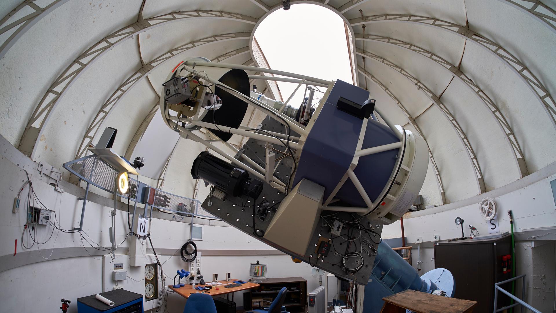 In einer Kuppel von Frankreichs Nationalobservatorium steht ein Spiegelteleskop. 
