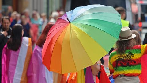 Teilnehmer des Christopher Street Day (CSD) ziehen mit bunten Regenschirmen durch die Stadt Werningerode. 