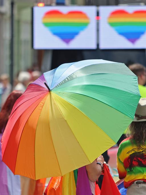 Teilnehmer des Christopher Street Day (CSD) ziehen mit bunten Regenschirmen durch die Stadt Werningerode. 
