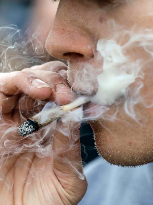 Ein Mann raucht einen Joint während einer Demonstration in Berlin am 20.04, dem weltweiten Aktionstag fuer den legalen Marihuana-Konsum. 